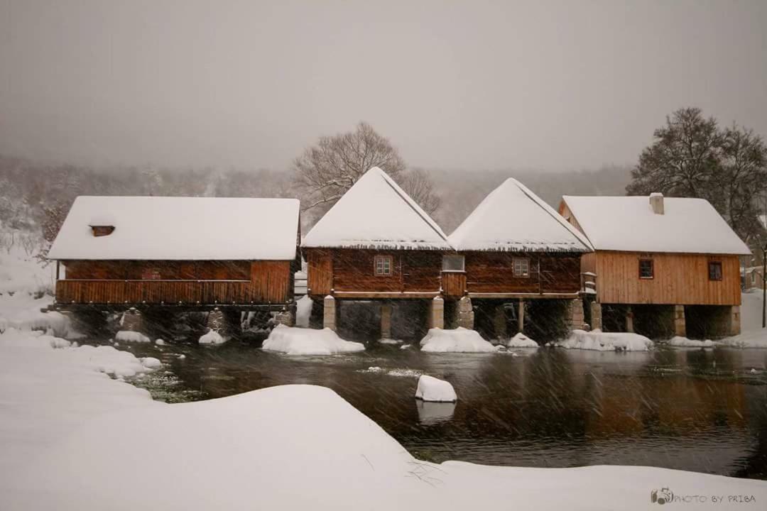 Holiday House Leona Otocac Bagian luar foto