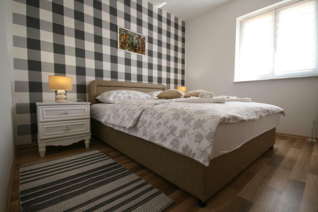 Holiday House Leona Otocac Bagian luar foto