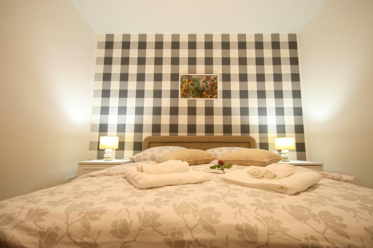 Holiday House Leona Otocac Bagian luar foto