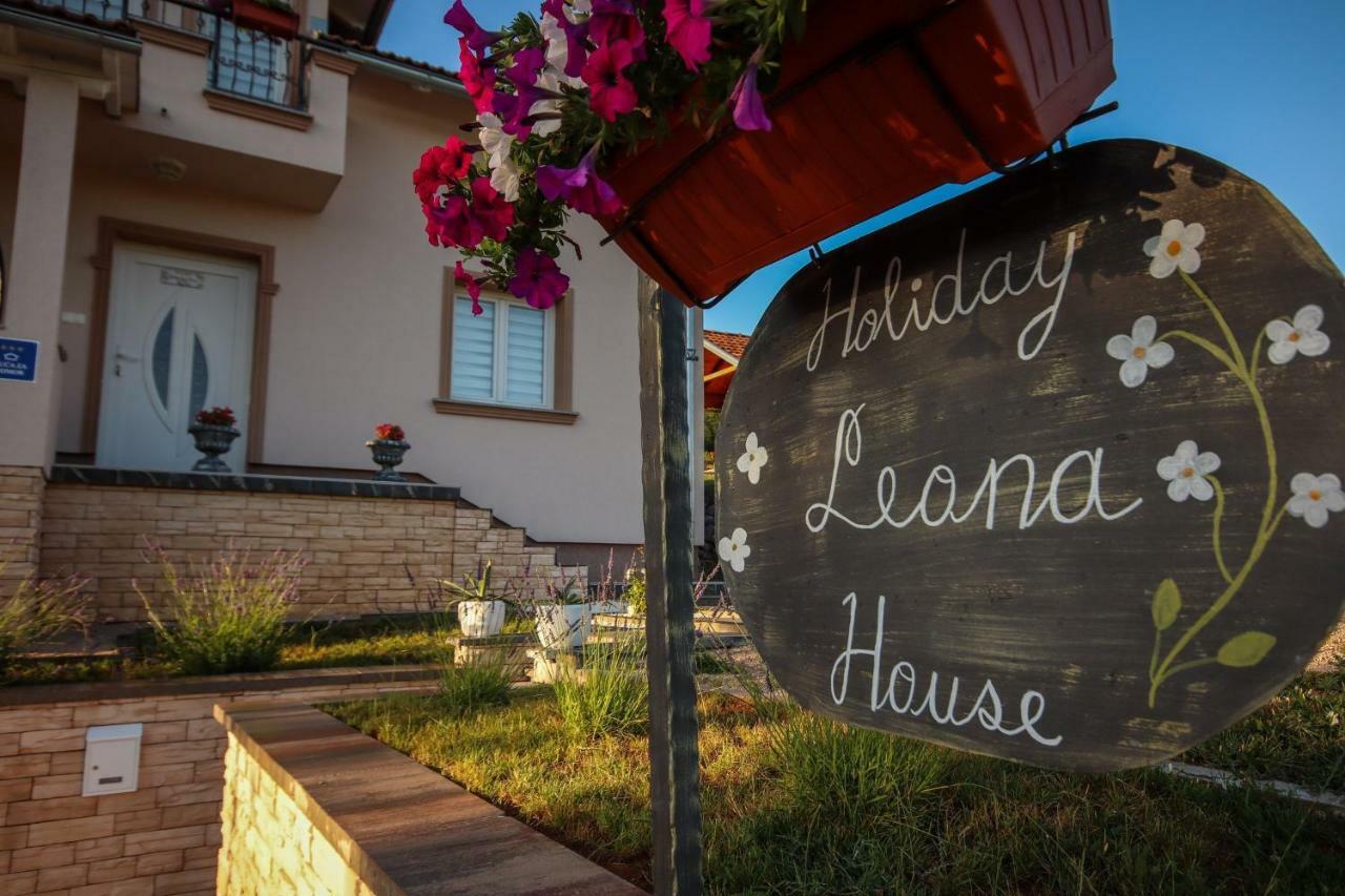 Holiday House Leona Otocac Bagian luar foto